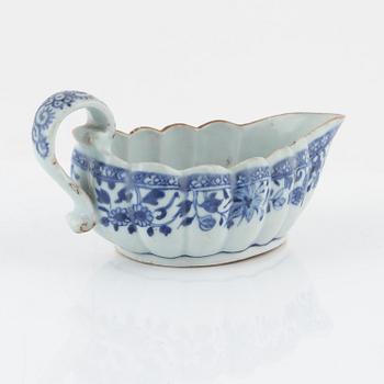 A blue and white porcelain sauce boat, China, Qing dynasty, Qianlong (1736-95).