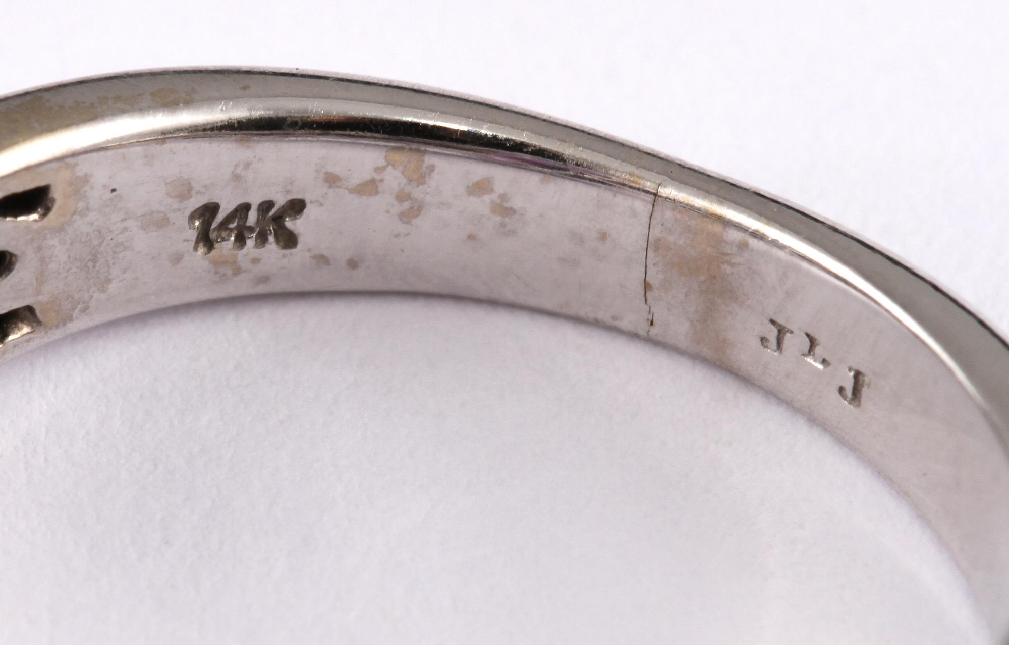 RING, 14k vitguld med checkerslipad ametist och 20 briljantslipade diamanter. Vikt 5 g.