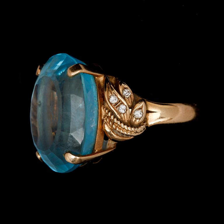 RING, 14k guld med blå topas samt mindre diamanter. Vikt tot 12,9 g.