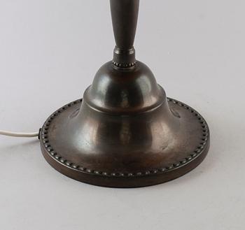 BORDSLAMPA, patinerad metall, CG Hallberg, 1900-talets första hälft.