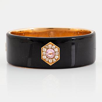 1097. Armband 14K guld och svart emalj med en fasettslipad rosa sten, möjligen safir.