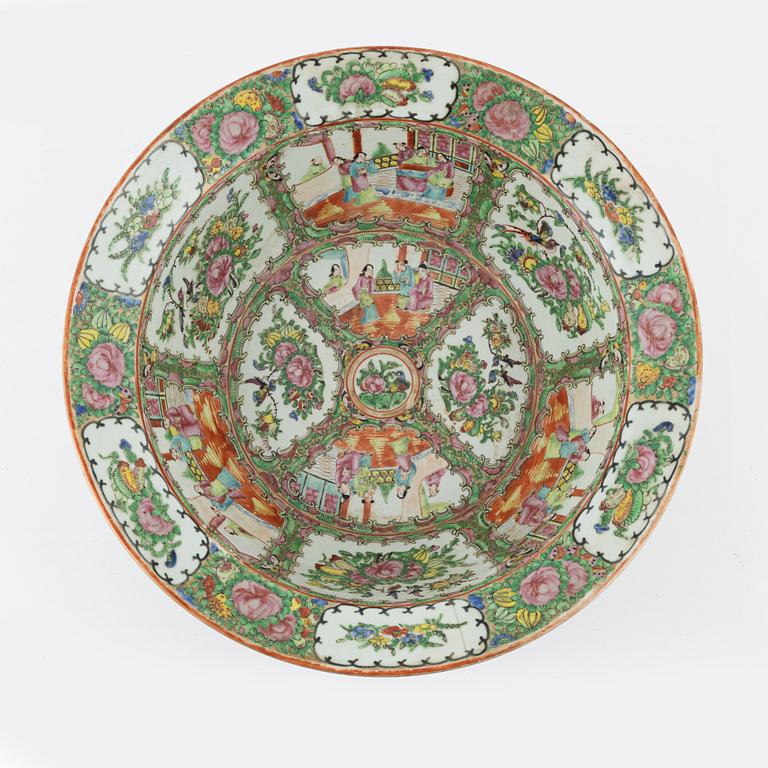 A porcelain wash basin, Kanton, China, late 19th century.