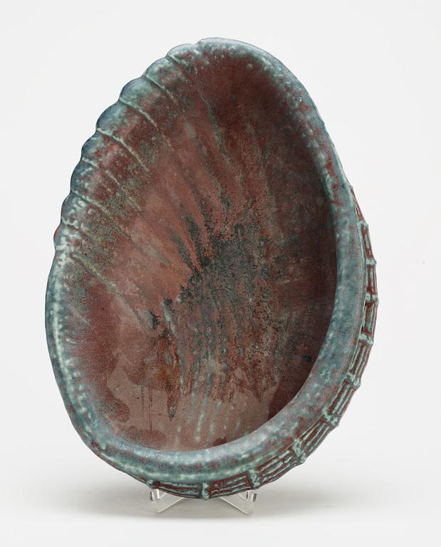 A Gunnar Nylund stoneware bowl in the shape of a seashell, Rörstrand.