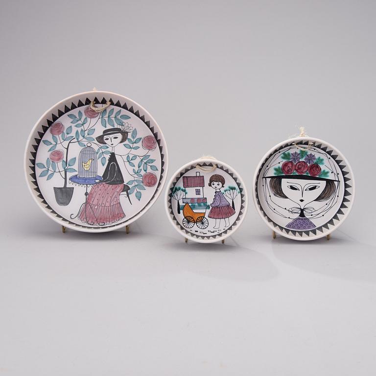 LAILA ZINK, A SETT OF THRE WALL PLATES. Signed LZ. Kupittaan Savi, Made in Finland. 1960s.