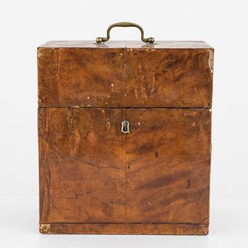 Schatull med pluntor och glas, 1800-tal.