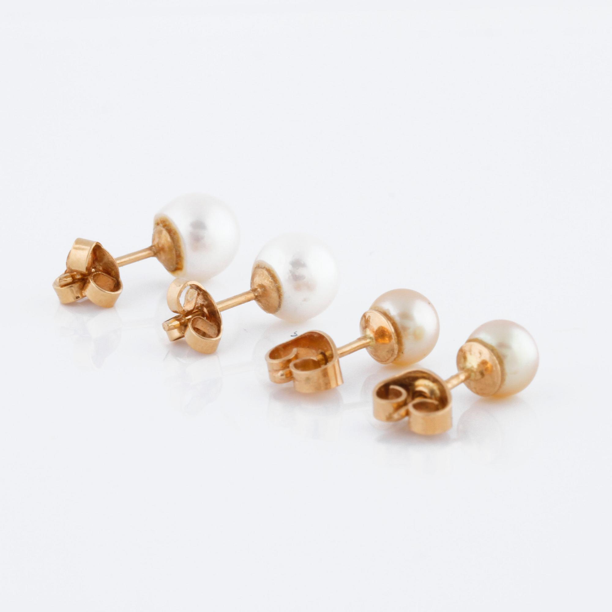 ÖRHÄNGEN, två par, med odlade pärlor. Välgörenhetsauktion Läkare Utan Gränser.