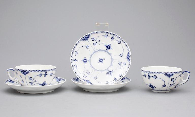 TEKOPPAR MED FAT, 23+1 delar, porslin, "Musselmalet", Royal Copenhagen,