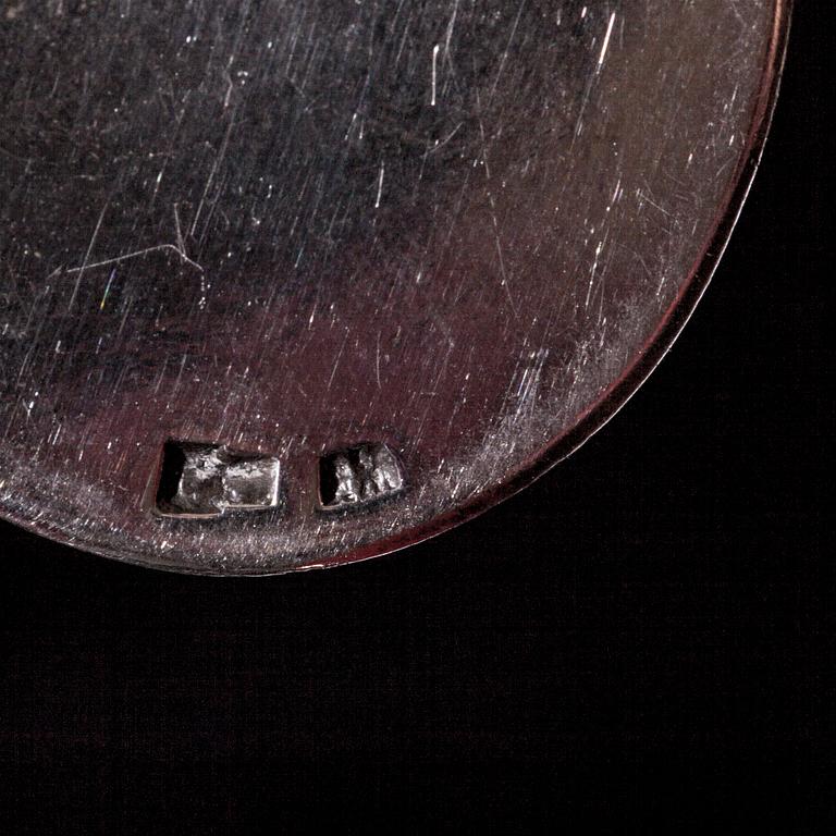 HÄNGE, silver och emalj, Ryssland 1900-talets början samt HÄNGE, silver, otydliga stämplar, Ryssland 1900-talets början.