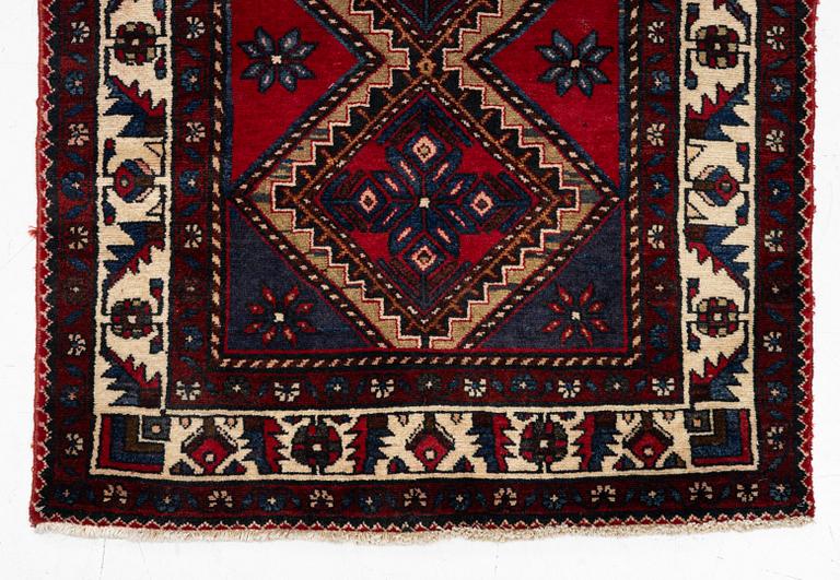 Gallerimatta, nordvästperisk, ca 395 x 98 cm.