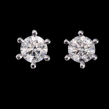 ÖRHÄNGEN, 1 par, 18K vitguld, solitära briljantslipade diamanter tot ca 1.10 ct.