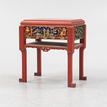 A small table with Chinese panels, 20th Century.