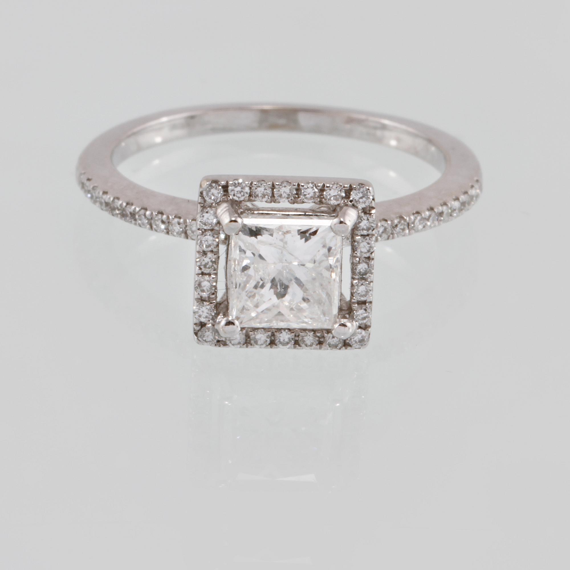 RING, 18K vitguld med prinsesslipad diamant 1.09 ct samt briljantslipade diamanter 0.25 ct. Vikt 3,5 gram.