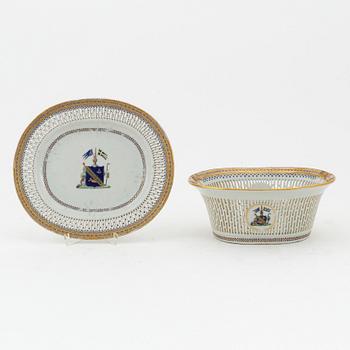 An enamelled armorial chesnut basket wtih stand, Qing dynasty, Jiaqing (1796-1820).