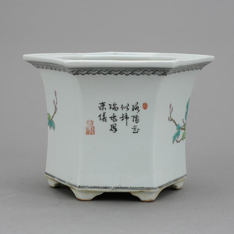 BLOMKRUKA / YTTERFODER, porslin, Kina. 1900-talets andra hälft.