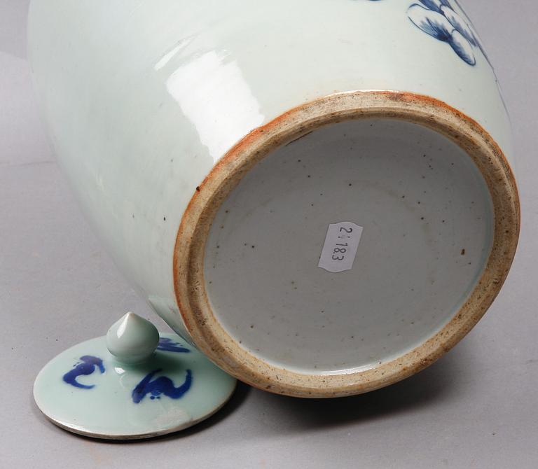 URNA MED LOCK, porslin, Kina. 1900-tal.