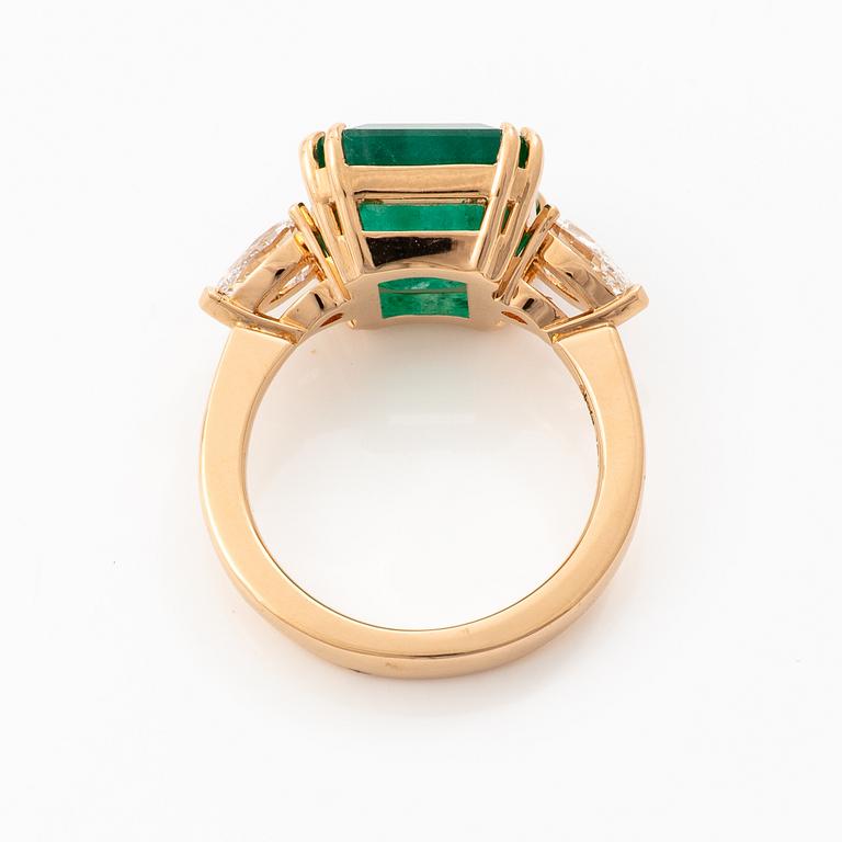 Ring in 18K gold with emerald and pear-shaped diamonds.