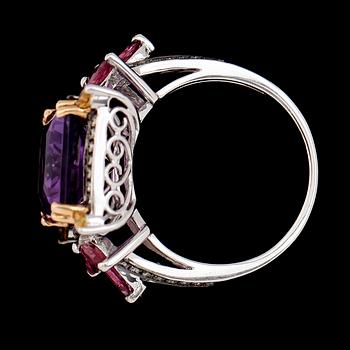 RING, 14K vitguld, ametist, diamanter och safirer.