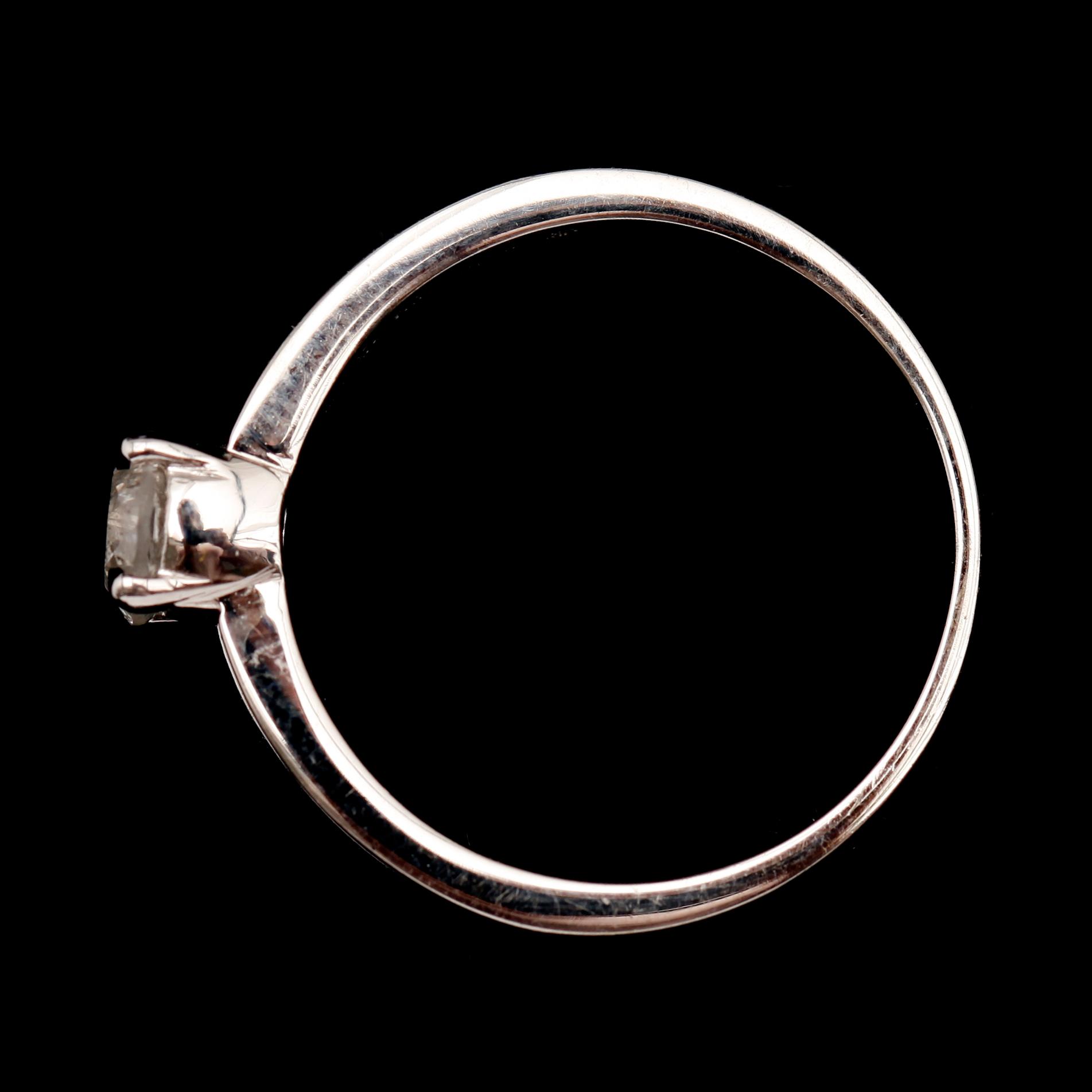 RING, 14 k vitguld, med solitär briljantslipad diamant 0.62 ct.
