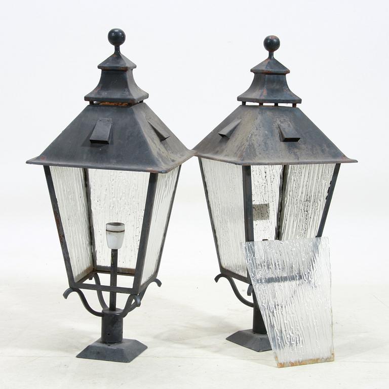 YTTERBELYSNING 2 st, järn och glas. 1900-tal.