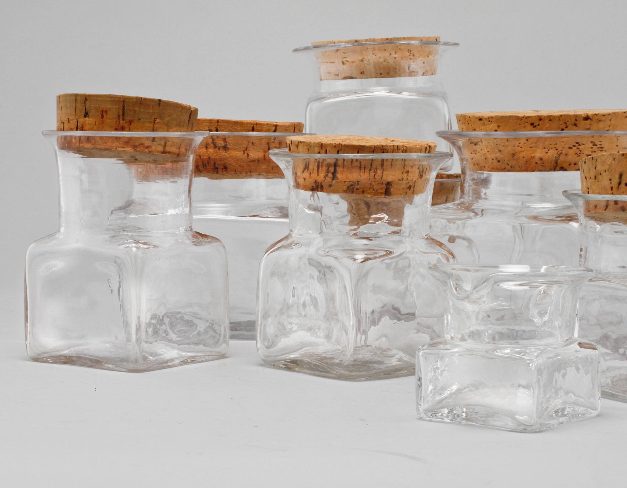 BURKAR SAMT KARAFFER, 16 st, glas, "Sill i kvadrat", Signe Persson Melin, Boda, 1900-talets andra hälft.