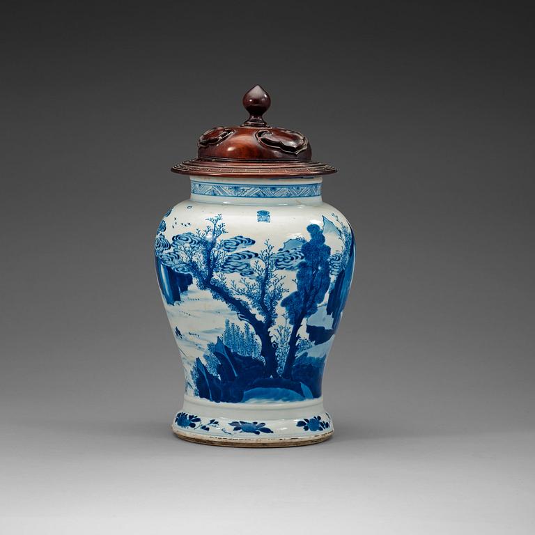 A blue and white urn, Qing dynasty, Kangxi (1662-1722).