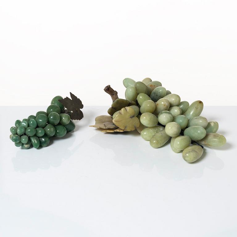 Bordsdekorationer i form av druvklasar, 2 st, 1900-talets mitt.