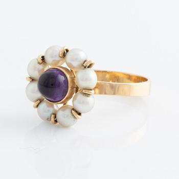 Ring, 18K gold with pearls and cabochon-cut amethyst.