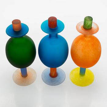 Oiva Toikka, karaffer, 3 st  "Oz" Pro Arte, signerad Oiva Toikka, Nuutajärvi. I produktion 1995-1996.