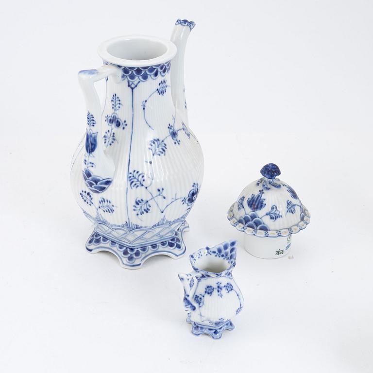 Kaffeservis, porslin, 49 delar, 'Musselmalet', helblonde samt halvblonde, Royal Copenhagen.