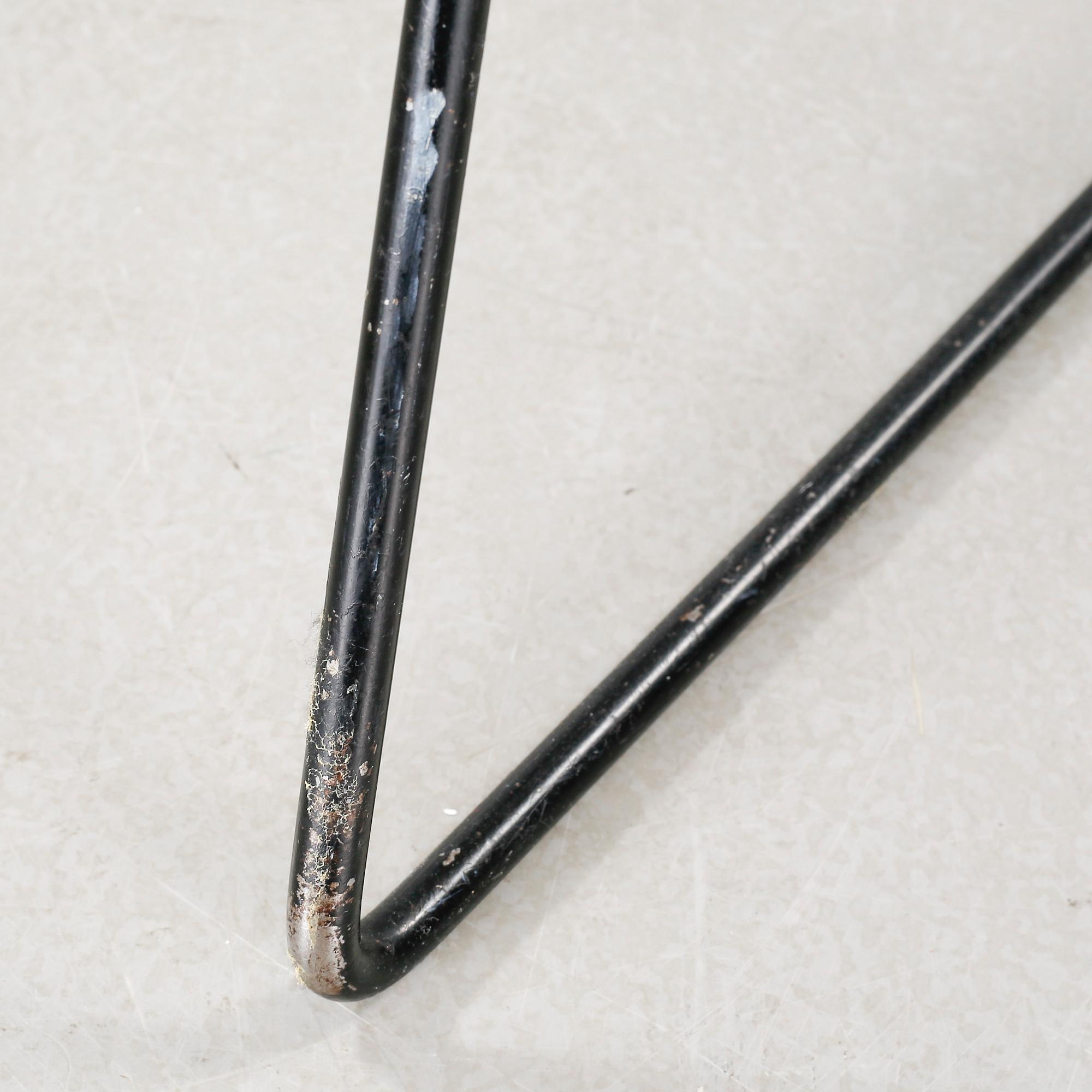 A chair by Harry Bertoia, model "Diamond Chair", third quarter of the 20th century.