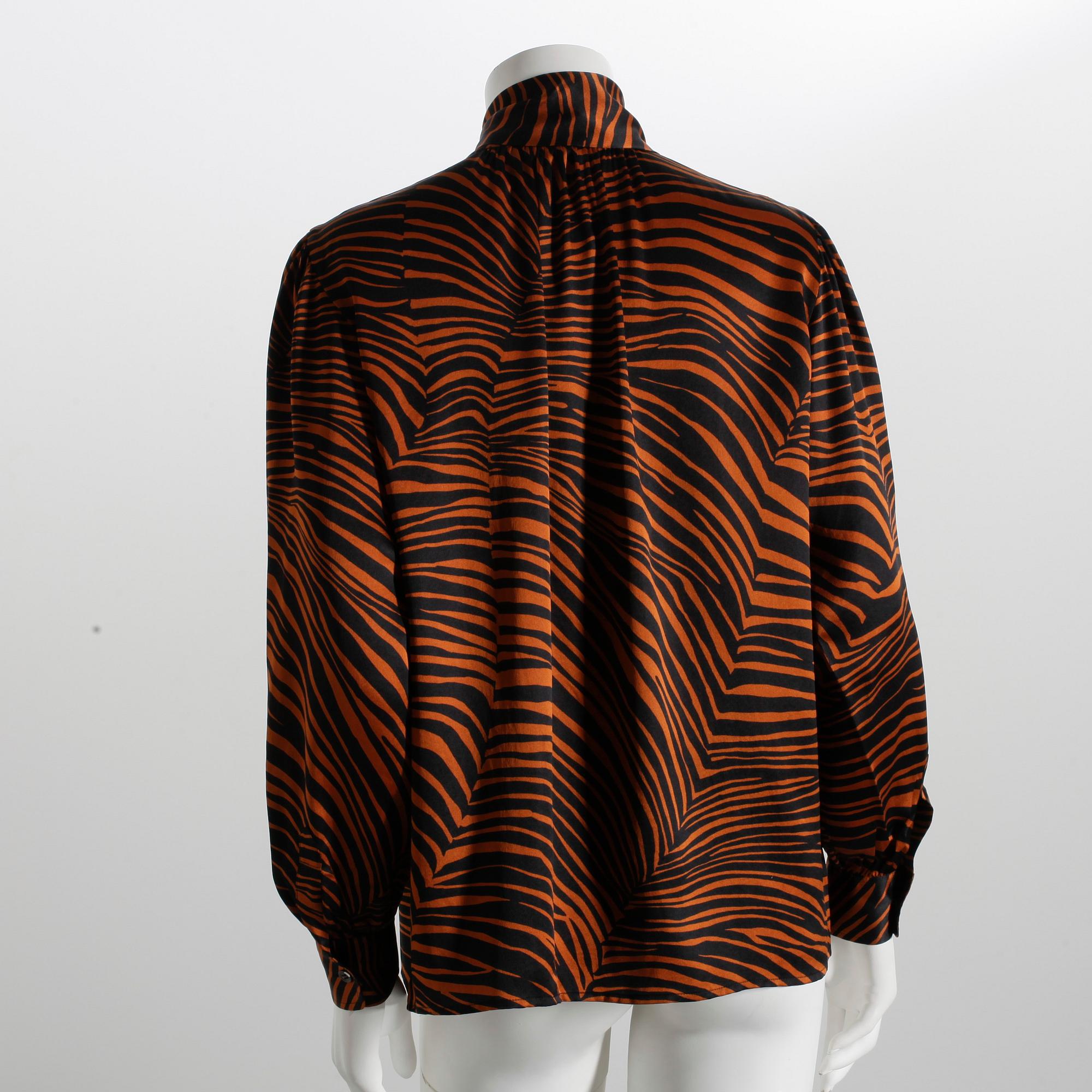 KNYTBLUS, Yves Saint Laurent.