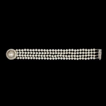 206. ARMBAND, fyra rader odlade pärlor, 5 mm, med lås med antikslipade diamanter, tot. ca 2 ct, samt mabepärla.
