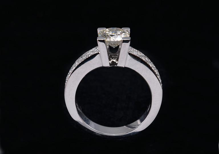 RING, briljantslipade diamanter ca 1.55 ct. Mittstenen ca 1.20 ct. 18K vitt guld, vikt 7 g.