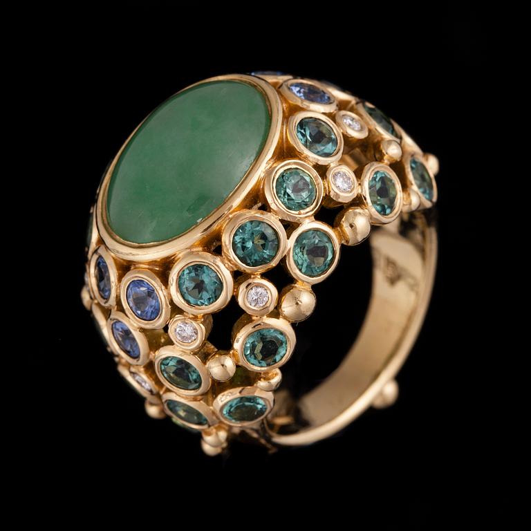 RING, 18K guld, cabochonslipad jadeit ca 8 ct, safirer, diamanter. Temple St. Claire, USA. Vikt 18,4 g.