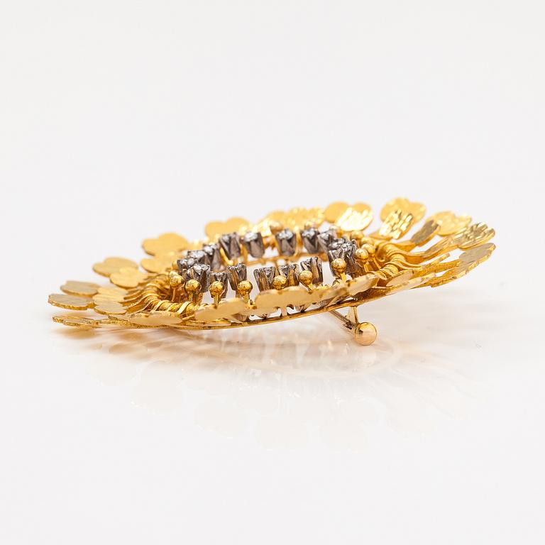 Tapio Wirkkala, A 14K gold brooch "Sun" with diamonds ca. 0.47 ct in total. Helsinki 1974.