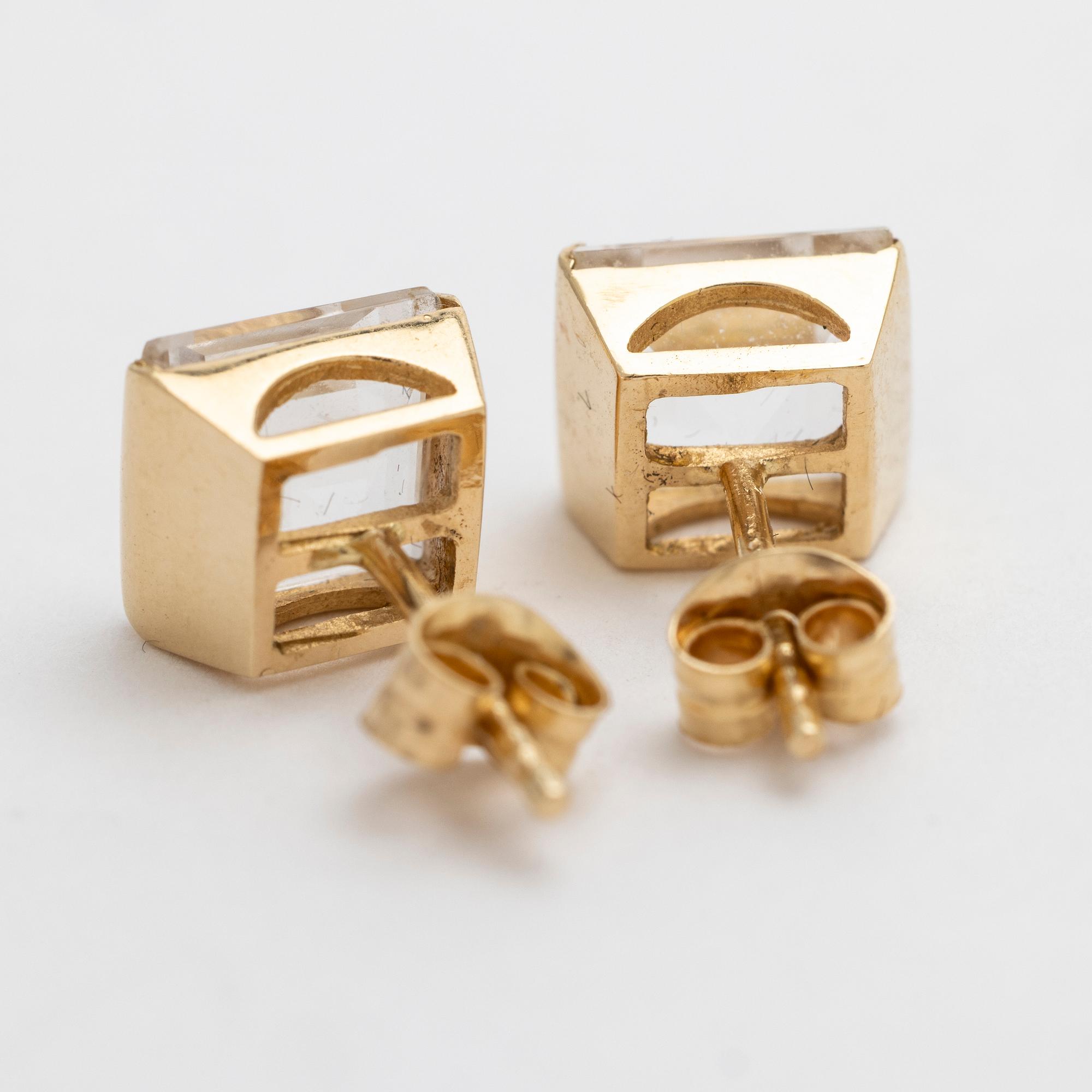 A pair of 18K gold earrings with rock crystal stones.
