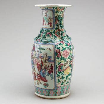 A famille rose vase, Qing dynastin, late 19th century.