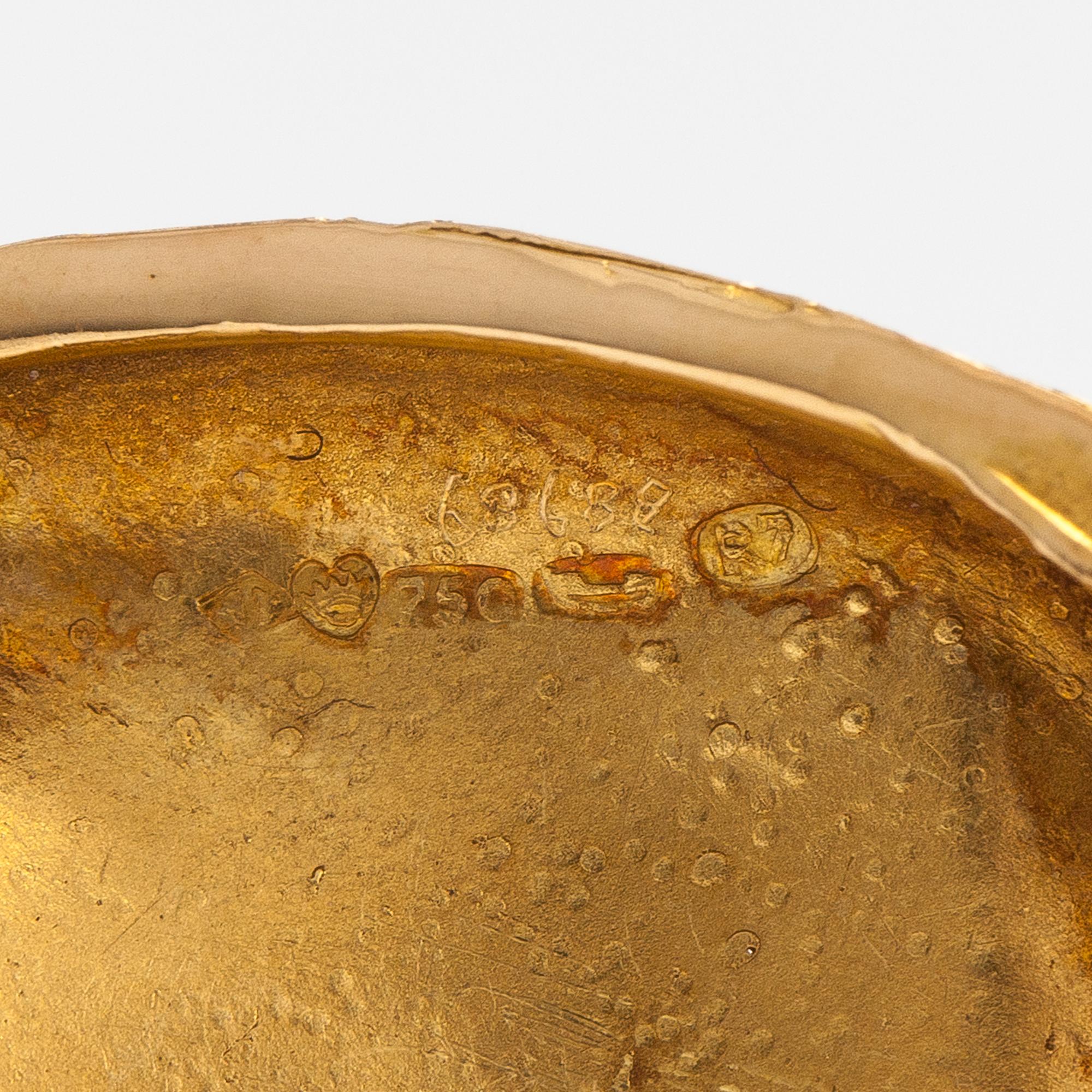 Lotta Orkomies, Brosch, 18K guld, safirer och en diamant ca 0.10 ct. A Tillander, Helsingfors 1970.