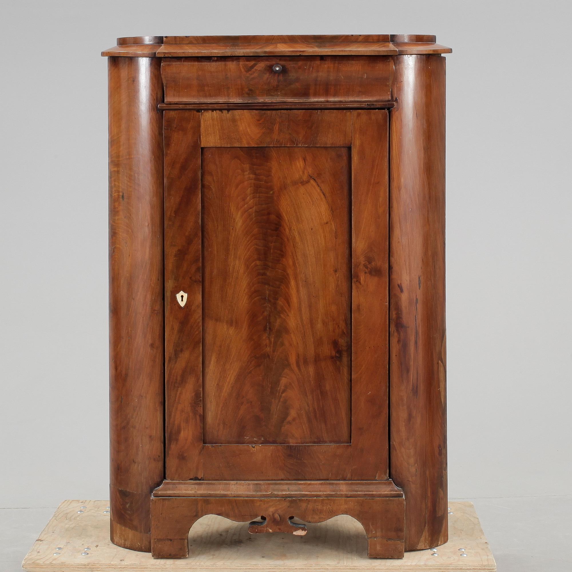 HÖRNSKÅP, Karl Johan, 1800-talets mitt.