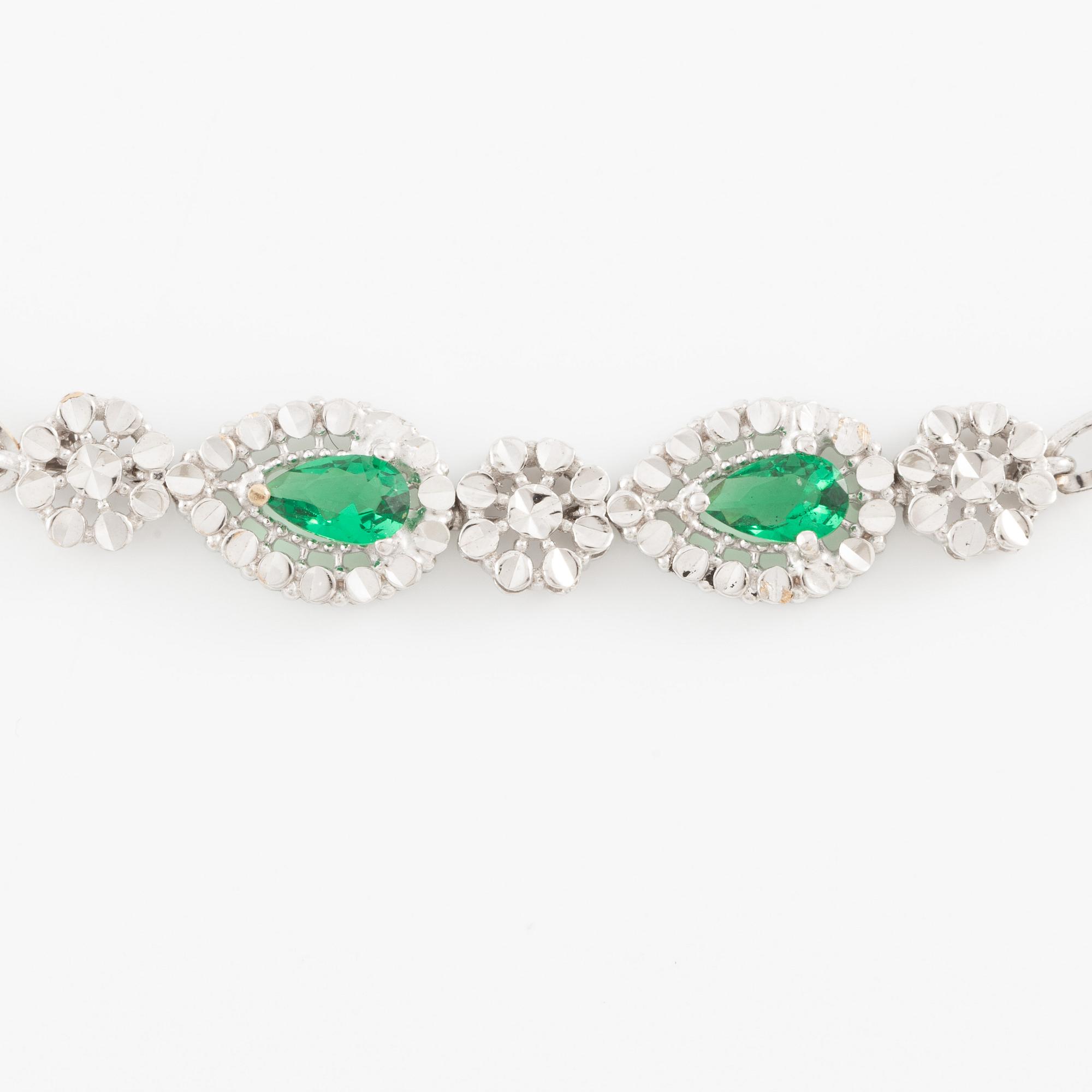 Armband 18K guld med gröna stenar.