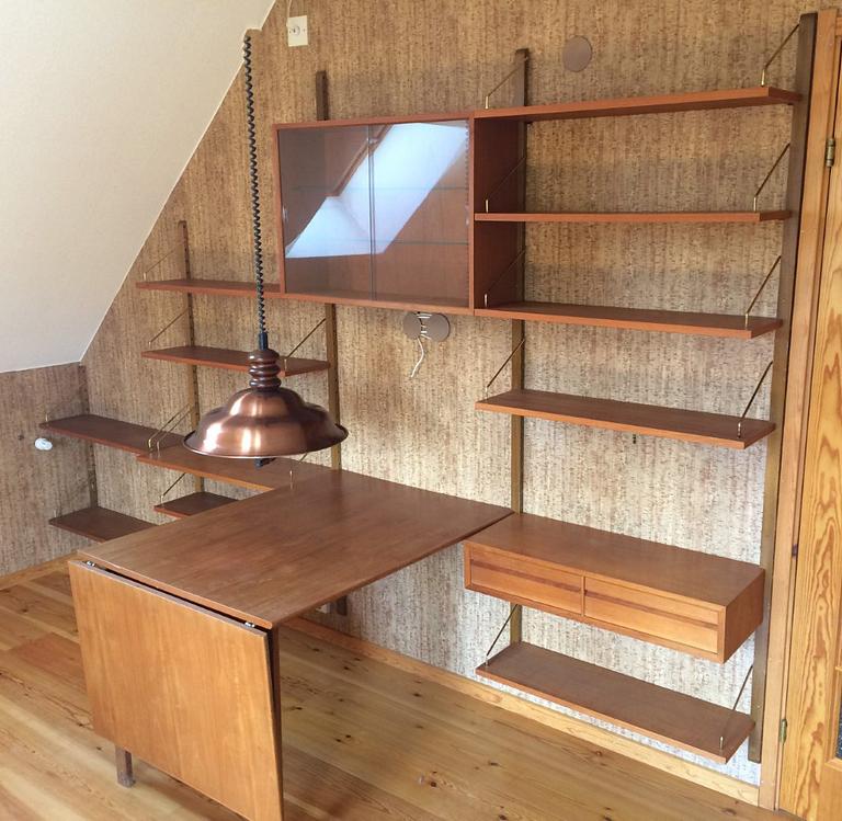 HYLLSYSTEM M SKRIVBORD och VITRIN. Danmark 1900-talets andra hälft.