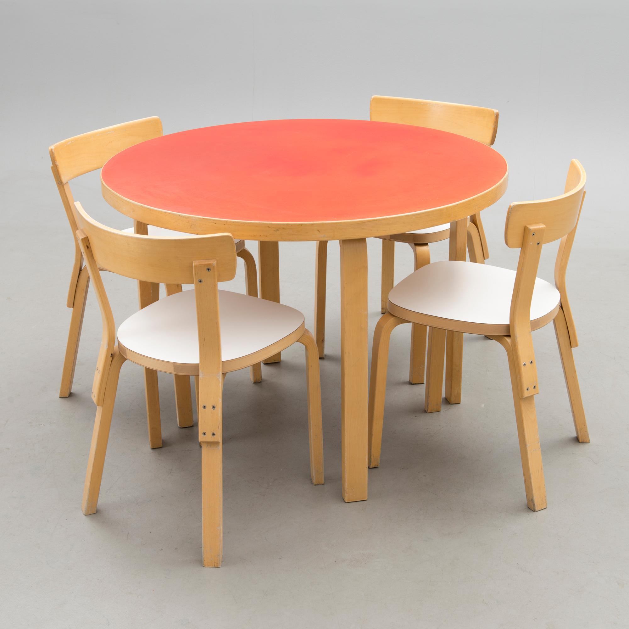 ALVAR AALTO, PÖYTÄ, 1960/70-luku ja TUOLIA, 4 kpl malli 69, Artek, 2000-luku.