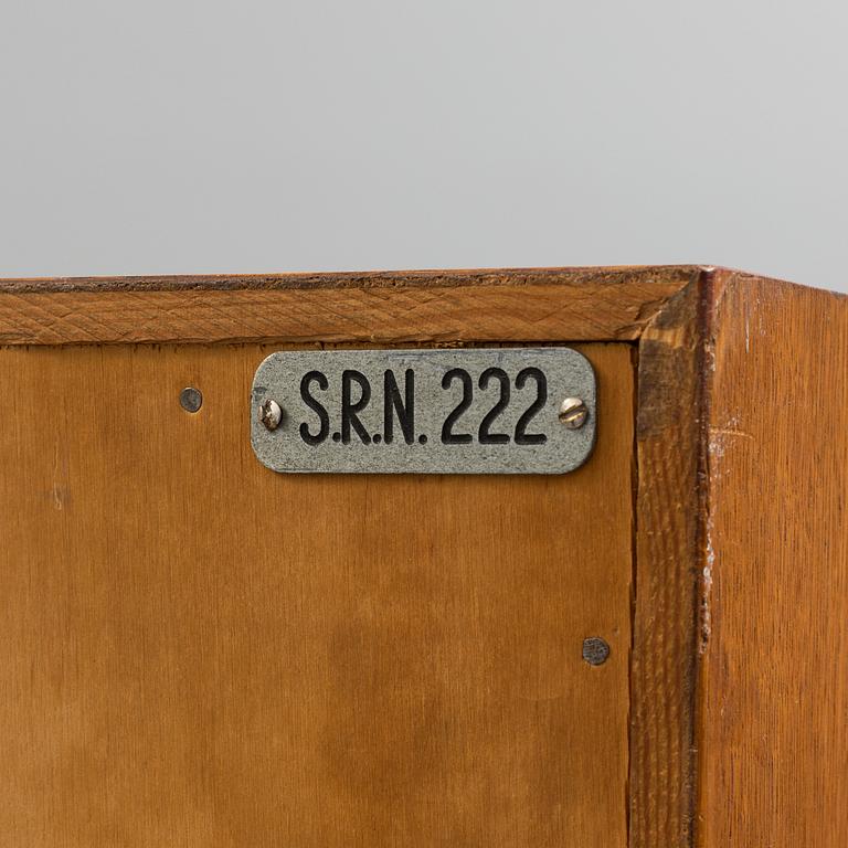 ARKIVSKÅP med jalusidörrar, 1900-talets mitt.