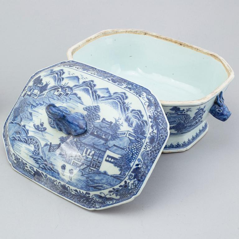 A blue and white tureen with cover, Qing dynasty, Qianlong (1736-95).