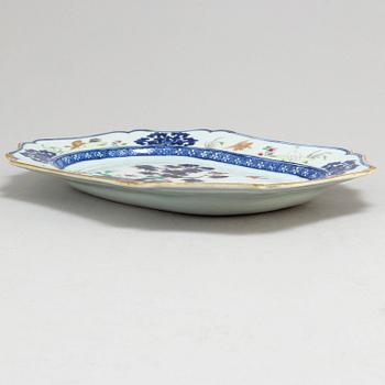 A famille rose export porcelain serving dish, Qing dynasty, Qianlong (1736-95).