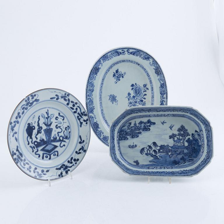 A blue and white serving dish, turren stand and plate, export porcelain, China, 18th century.