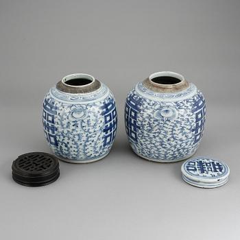 BOJANER MED LOCK, 2 stycken, porslin, Kina, 1800-tal.