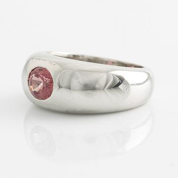Ring 18K white gold with pink sapphire.