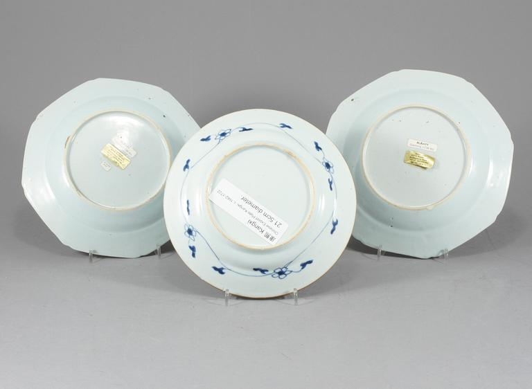 TALLRIKAR, 3 st, porslin, Kina, Kangxi samt Qianlong, 1700-tal.