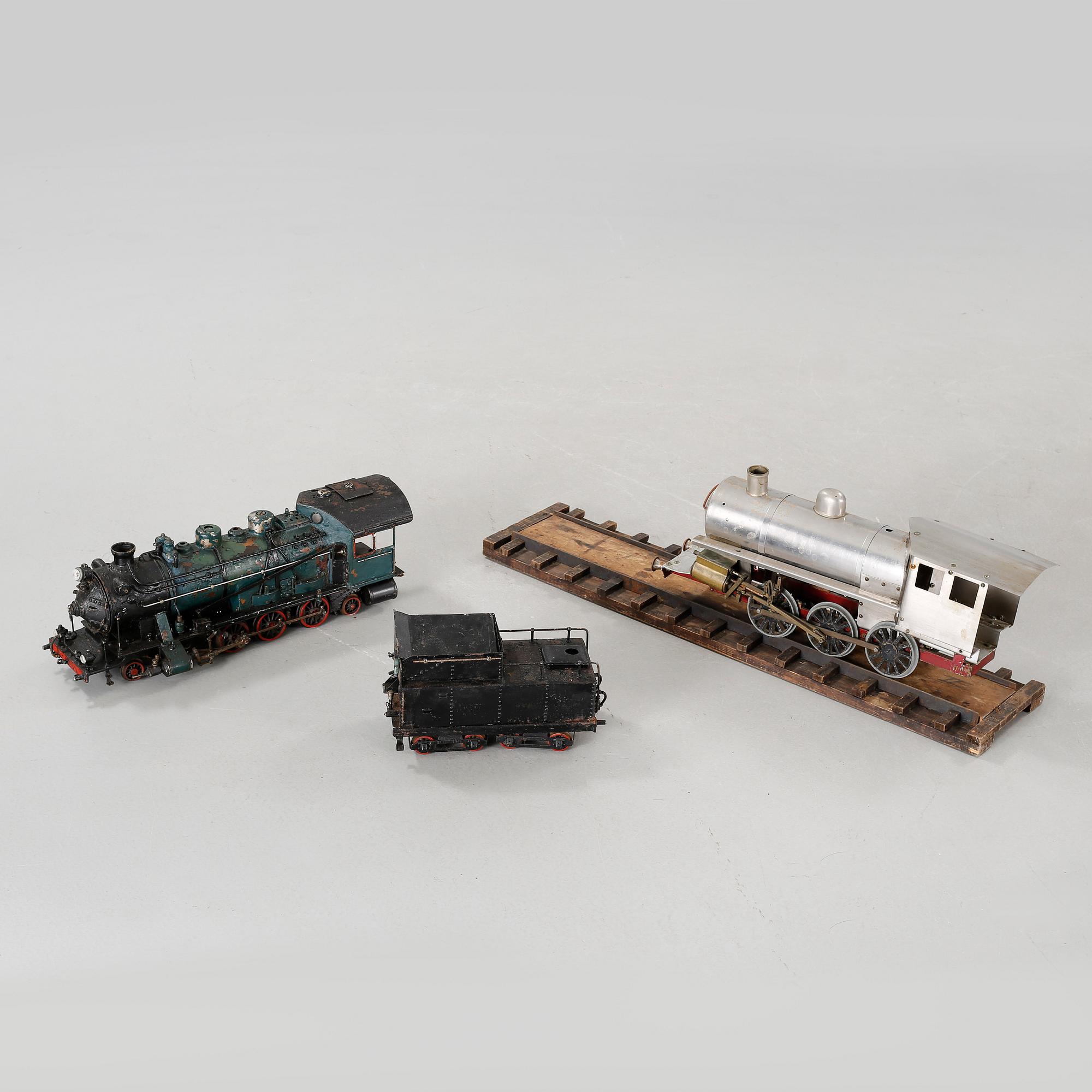 A steam engine with tender and a steam engine, probably England, first half of / mid 20th century.